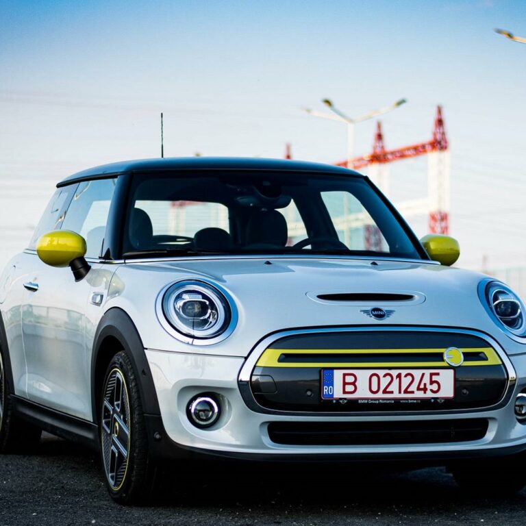 Top Gear reviews the new MINI Cooper SE electric