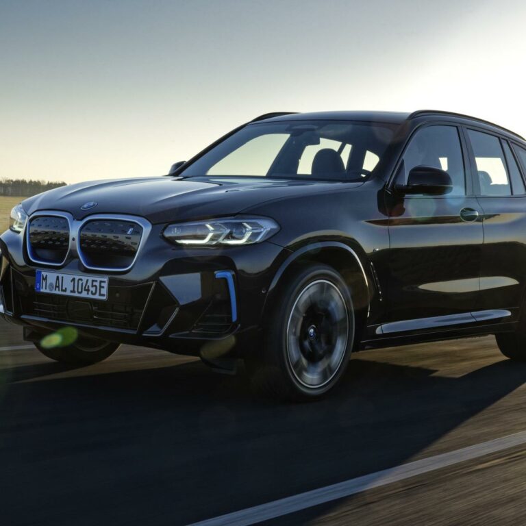 Video review of the BMW iX3 electric SUV